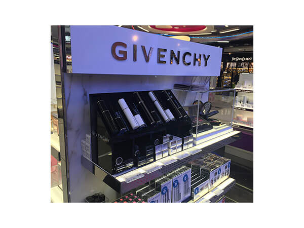 expositor-mascaras-aeropuerto